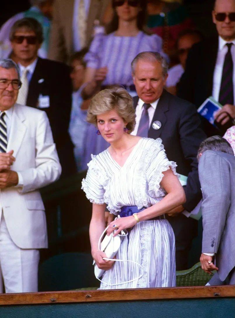 成为首当其 成为首当其